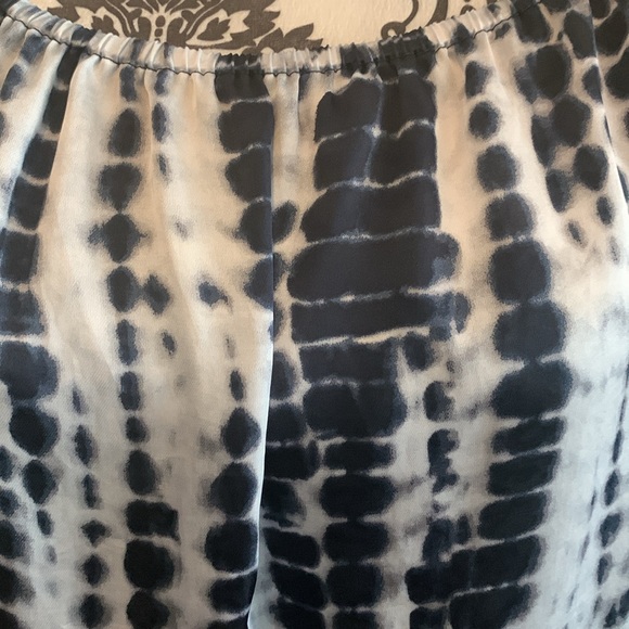 Woman’s tie die shirt in navy and white with rounded elastic neckline. - Picture 5 of 9